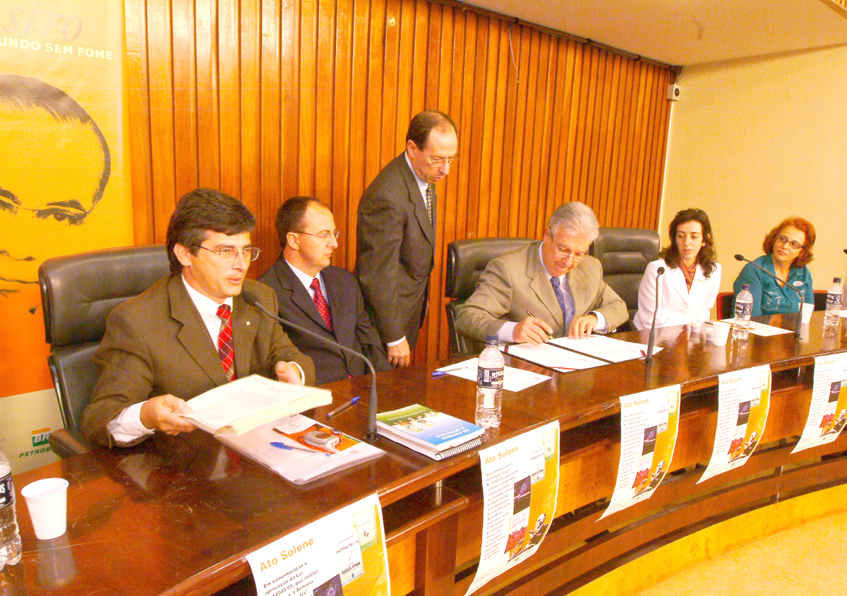 Fausto Figueira (centro), 1 secretrio, representando Rodrigo Garcia, presidente da Casa, esteve presente para a assinatura do documento<a style='float:right;color:#ccc' href='https://www3.al.sp.gov.br/repositorio/noticia/03-2008/Jcastroassinatura termo02rob.jpg' target=_blank><i class='bi bi-zoom-in'></i> Clique para ver a imagem </a>
